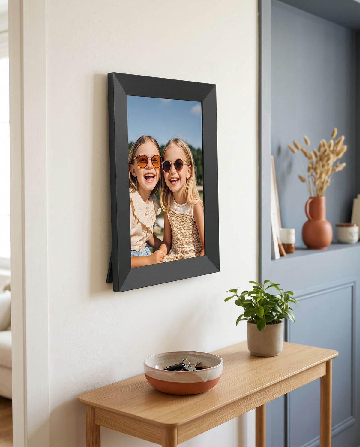 Le cadre Petit Lien fixé au mur en format portrait